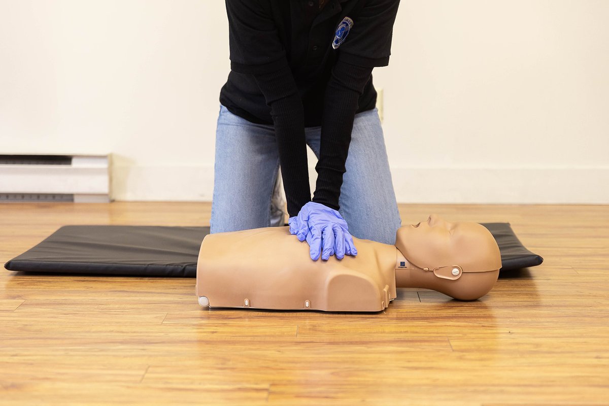 FirstAidCalgary's tweet image. The first 4 minutes after an emergency can save a life ⏱️❤️
First Aid &amp;amp; CPR training helps you act fast and confidently when it matters most.
Sign up today 👉 firstaidcalgary.ca/emergency-firs…

#FirstAid #CPRTraining #EmergencyResponse #Calgary