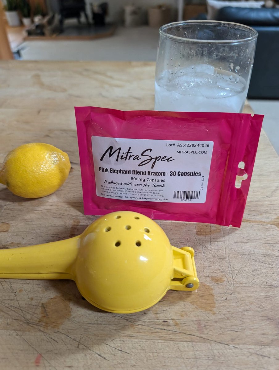 Let’s talk fresh lemon + kratom 🍋🌿
Many people add fresh lemon because it can help in a few ways: • It may help enhance alkaloid availability, which can make effects feel a bit stronger or longer-lasting
• It helps mask the natural bitterness of the plant
• Lemon is often