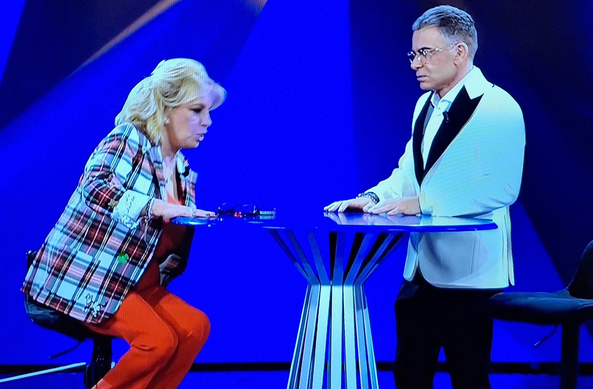 Es de traca
Abandona y la reciben como si hubiera hecho el concurso del siglo
Vergüenza 
#SinCristinaNoHayGH
#GHDuoGala4