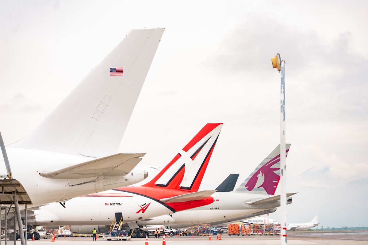 AeropuertoUIO's tweet photo. 🌍💐✈️
El 20 de enero marcamos el inicio de la temporada alta de exportación de flores.
Hasta el 28 de enero, desde la terminal de carga del #AeropuertoUIO, 10 700 toneladas ya han despegado hacia los principales mercados del mundo, rumbo a #SanValentín2026.

Este logro es posible gracias al trabajo coordinado de todos los actores que hacen posible la cadena de carga aérea: productores, operadores logísticos, aerolíneas y equipos aeroportuarios, trabajando como uno solo.

¡Y esto recién comienza!
Aún quedan muchas más toneladas por volar, impulsando empleo, desarrollo y llevando lo mejor del Ecuador a cada destino.

#VolandoAltoEnDesarrollo