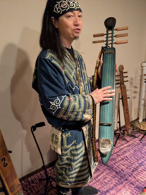 shirotanuki's tweet photo. やっと念願がかない、peteさんんのトンコリ演奏会にいってきました。関西ではなかなか聴けない貴重な機会です。民族楽器マニアがたくさん集まってました。楽器も作られるので、細かい話もたくさん聞けました。 https://t.co/qDJPSEKn5L