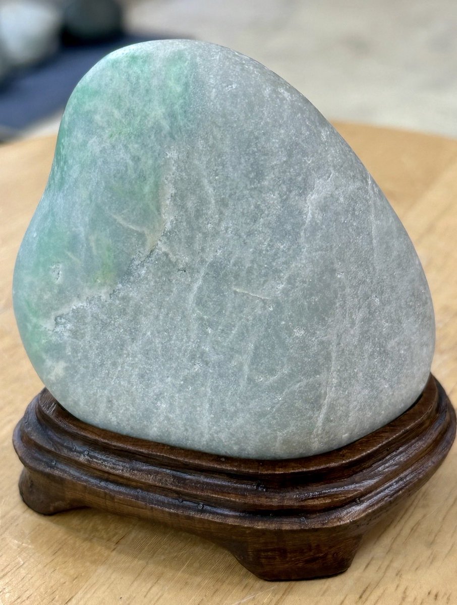 今日のヒスイは、 「糸魚川翡翠の優しい色合いの結晶キラキラ✨海翡翠