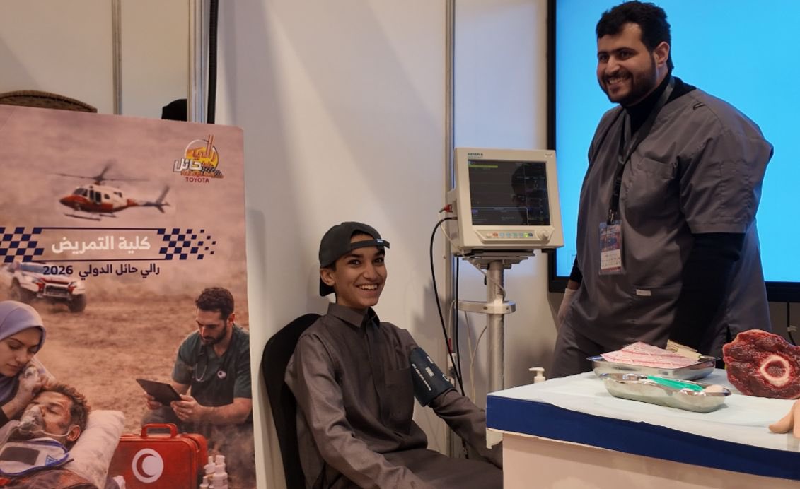 Nur_uoh's tweet photo. جانب من اليوم الثالث لمشاركة كلية التمريض بجامعة حائل في مخيم الجامعة، ضمن الفعاليات المصاحبة لـ رالي حائل الدولي 2026،
حضور متواصل وجهود توعوية تعكس رسالة الكلية في نشر الوعي الصحي، وترسيخ دور التمريض في خدمة المجتمع، والمساهمة الفاعلة في دعم الفعاليات الوطنية باحترافية ومسؤولية https://t.co/ZU2HuyYeQC