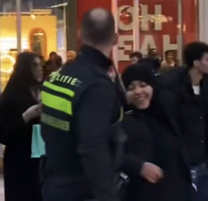 MonicaCerpDeB's tweet image. Deze arrogante lach is pure uitlokking en provocatie. 

Deze vrouw wist heel erg goed dat ze een “backup” had @POL_Utrecht van haar achterban, dat zeg ik vanuit mijn hoedanigheid als expert in groepsgedrag met meer dan 20 jaar bewezen praktijkervaring in profileren van…