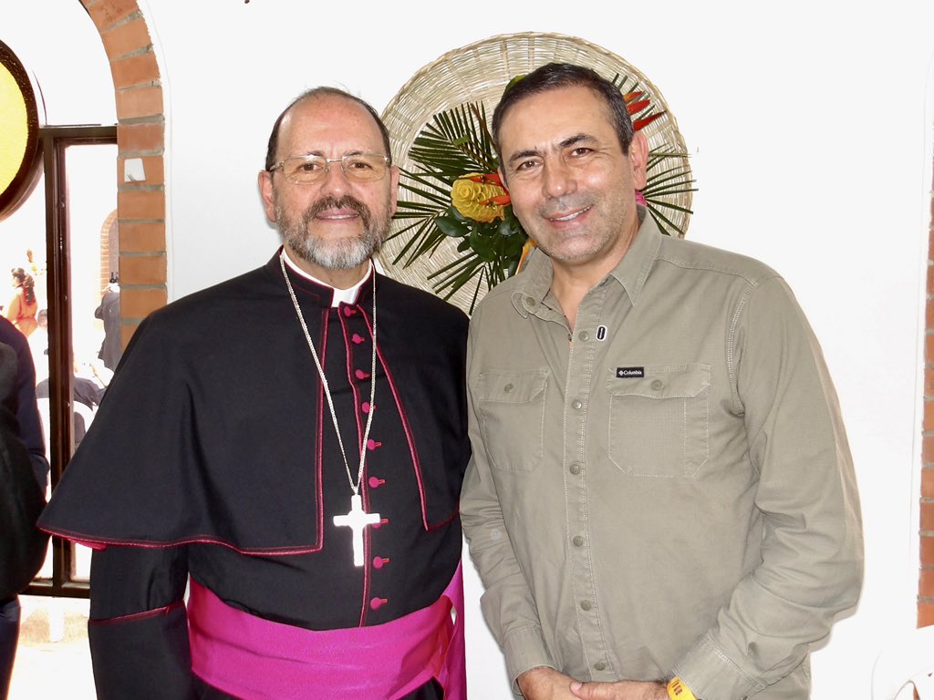 GralJuvenalDiaz's tweet photo. Nuevo obispo para la Diócesis de Vélez

Hoy acompañamos la designación del presbítero José Camilo Arbeláez Montoya como nuevo obispo de la Diócesis de Vélez.

Lo felicitamos por esta misión que hoy asume con fe, liderazgo y un profundo compromiso espiritual. Estamos seguros de que su guía fortalecerá a las comunidades, promoverá la unión y seguirá sembrando esperanza en cada rincón de esta región.