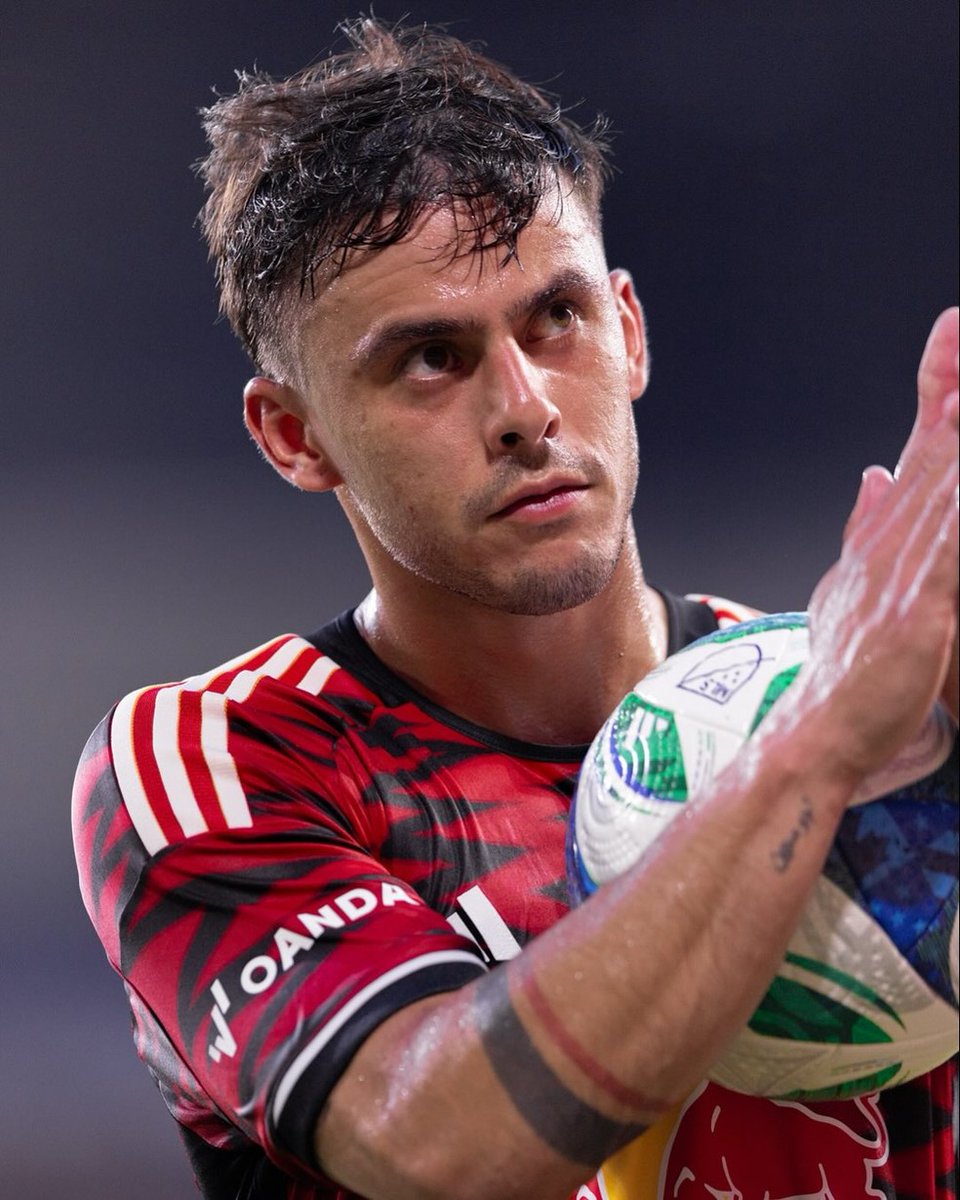 CONMOVEDOR. 🥹

En una entrevista reciente le preguntaron a Felipe Carballo el significado de las 2 líneas que lleva tatuadas en su brazo.

El volante ex-Nacional explicó que la fina representa la fragilidad de la vida, y la gruesa es la que se come Peñarol.

Jugador hincha.