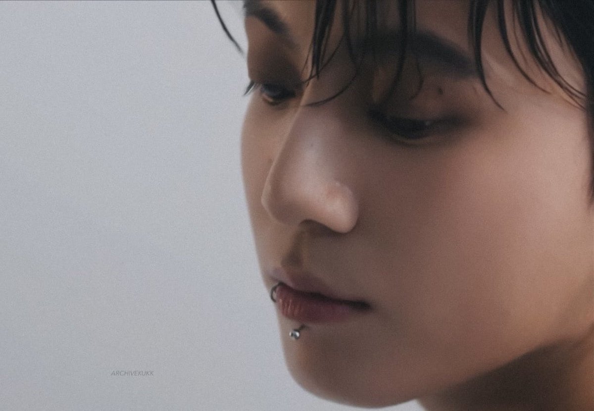 Remember when Jungkook got his labret piercing and everyone was so worried about the mole below his lower lips just for him to take it out not long after bc he couldn’t chew properly😭