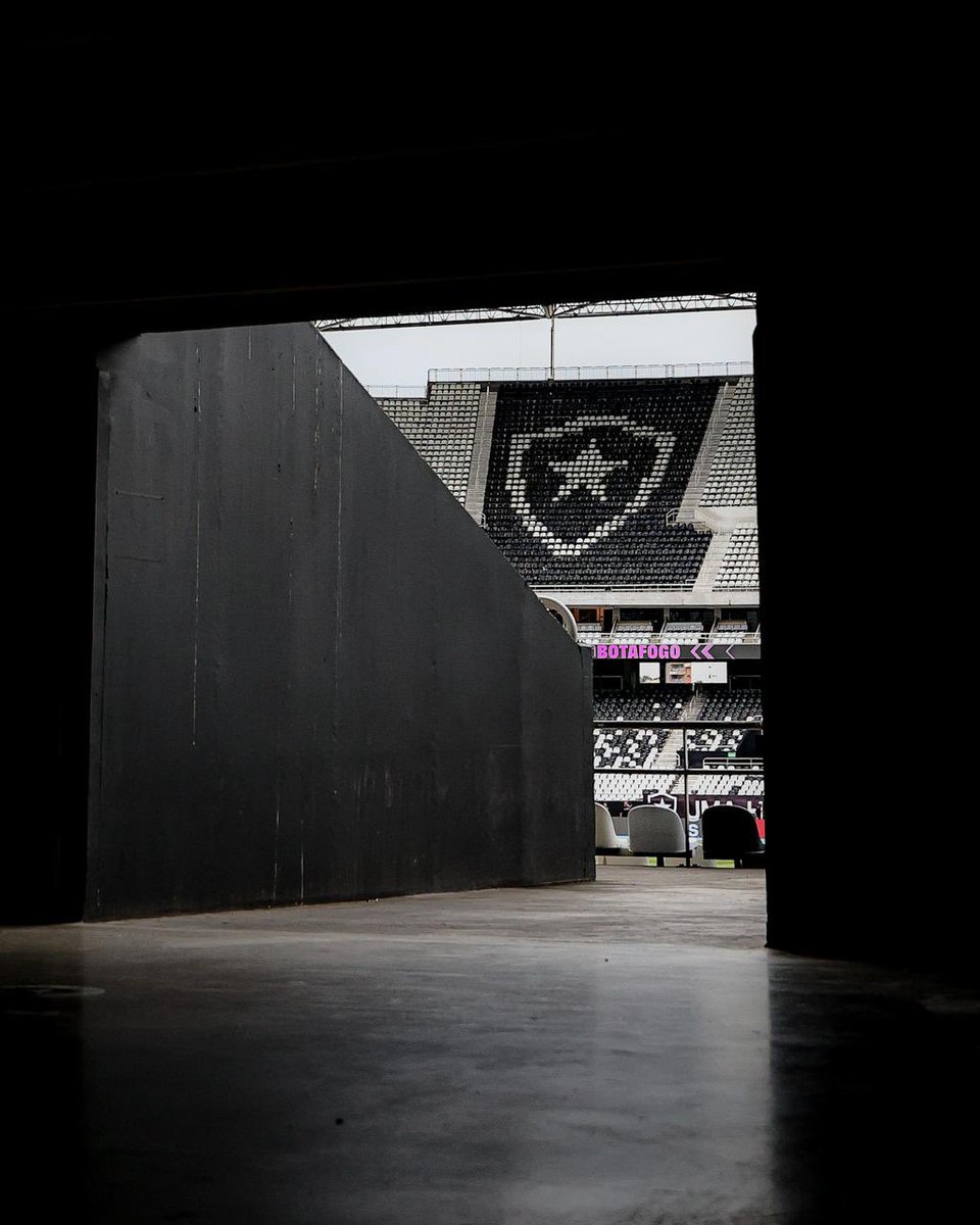 Os arredores do Niltão em uma noite de estreia no Brasileirão! Tudo pronto por aqui! 🏟️☑️ #VamosBOTAFOGO

📸 Arthur Barreto/ BFR