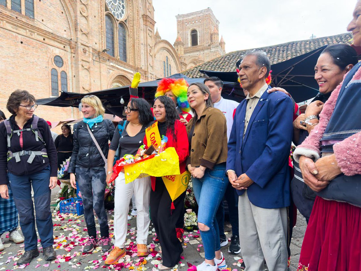 MarisolPenaloz2's tweet photo. #Cuenca ya tiene su #Comadre 🎉
Y este año Amistad Club Cuenca me ha dado el honor de representarlos 🙋🏻‍♀️Lo recibo con mucho cariño y con el corazón lleno de emoción para vivir un Carnaval inolvidable
 ¡Junto a todos ❤️💛!

Nuestra identidad marcando el #CarnavalEnCuenca👏🏻 https://t.co/JIDYiybAGW