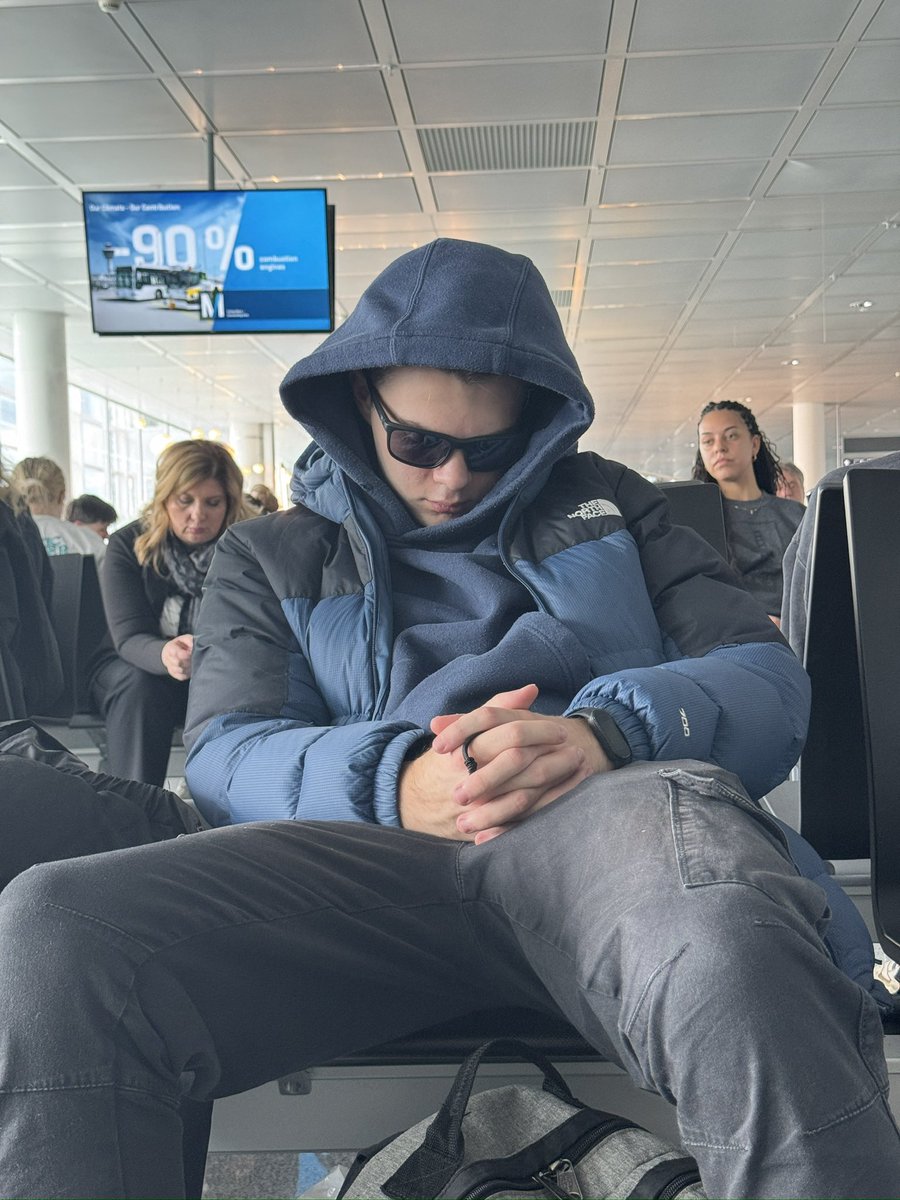 La gente: Yo me sentaría en el 4 por Elo 😳
Elo durante un viaje: