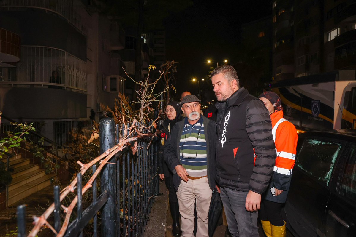 Yaşanan kötü hava koşulları nedeniyle Buca genelinde meydana gelen olumsuzlukların giderilmesine yönelik olarak ekiplerimiz ile birlikte sahada çalışmalarımızı aralıksız sürdürüyoruz.

Afet İşleri Müdürlüğü ekiplerimiz hasar tespit çalışmalarına devam ederken, gece boyunca