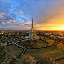 "Los colores son tan ricos y vibrantes,
Y el aire es tan cálido y suave."
"Así que llenate de todo y disfruta.
Y deja que la belleza de la puesta de sol te quite envuelva."
