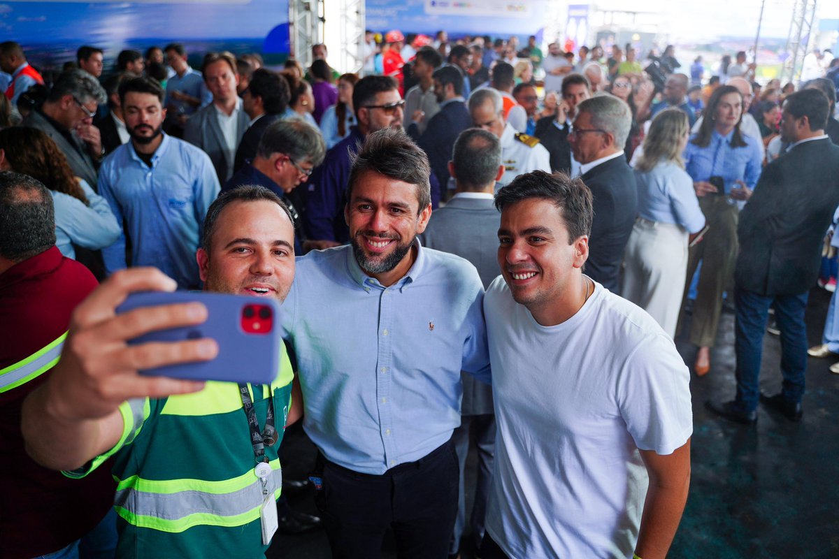 depPedroLucasF's tweet photo. O Porto do Itaqui é a força que impulsiona o Maranhão! ⚓️

Hoje, ao lado do governador @carlosbrandaoma e do ministro de Portos e Aeroportos @silviocostafilho, participei da cerimônia de renovação da delegação do Porto do Itaqui para a Empresa Maranhense de Administração Portuária (Emap).

🔄 O ato prorrogou por mais 25 anos a gestão do complexo portuário, demonstrando a capacidade de gestão e eficiência da Emap. Em 2025, o Porto do Itaqui se consolidou como um dos principais hubs logísticos do Brasil e do Arco Norte, vivendo o melhor ano de sua história.

🚢 Estratégico para a logística nacional, o Porto do Itaqui se destaca por sua importância no escoamento de cargas agrícolas e minerais. Em 2025, o porto movimentou cerca de 35 milhões de toneladas, com crescimento superior a 8% em relação ao ano anterior, e gerou cerca de 14 mil empregos diretos e indiretos.

#EuAcreditoNoMaranhao #PedroLucasFernandes