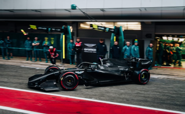 alemaru_F1's tweet photo. 2026最初のF1バルセロナテストは
5日間のうちの4日目

満を持して天才ニューウェイ設計の
アストンマーチン・ホンダが

4日目残り1時間と言うところでコースイン

も

わずか4周でコース上に立ち往生するとい���トラブルが発生し終了

最終日　どうなるか

尚マシンはまだ
未塗装状態 https://t.co/MAPUvWbcDo