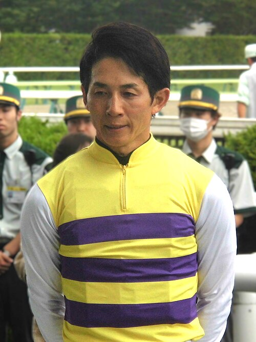 幸英明

2025年8月9日
中京で落馬し右足踵骨を骨折

↓

11月8日
復帰

↓

11月22日
京都で再び落馬

↓

・両側多発肋骨骨折 
・右鎖骨骨幹部骨折 
・腰椎横突起骨折 
・左足関節果部骨折 
・左肺挫傷
・多発外傷性肺嚢胞 
・左外傷性血気胸
・緊張性気胸 
・肋骨10本骨折
が判明

↓