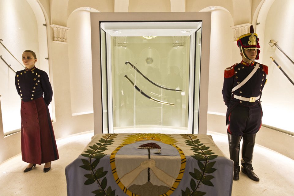 San Martín le donó su sable corvo a Rosas en uno de los gestos mas simbólicos de la historia argentina. Fue el reconocimiento del padre de la patria a uno de los hombres mas importantes que nacieron en territorio nacional. Fue un homenaje por su firme defensa a la soberanía de