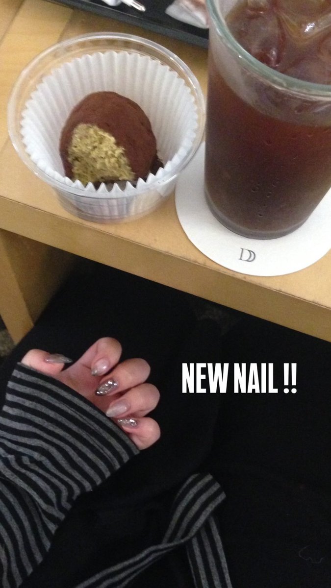 writemyeyez's tweet photo. 주기적으로 돌아오는 여자의 NEW NAIL https://t.co/YuTT2fVwun