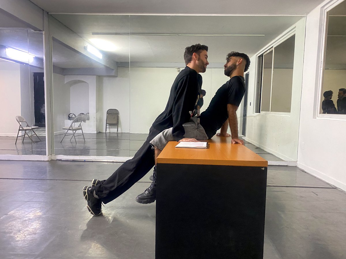 JuanRiosCantu's tweet photo. Los ensayos entre @JoaquinBondoni &amp; @robertocarlomx se están poniendo… muy divertidos. 

AFTERGLOW • México

#Teatro Virginia Fábregas de viernes a domingo ❤️‍🔥🔶 https://t.co/svKkzNvYjA
