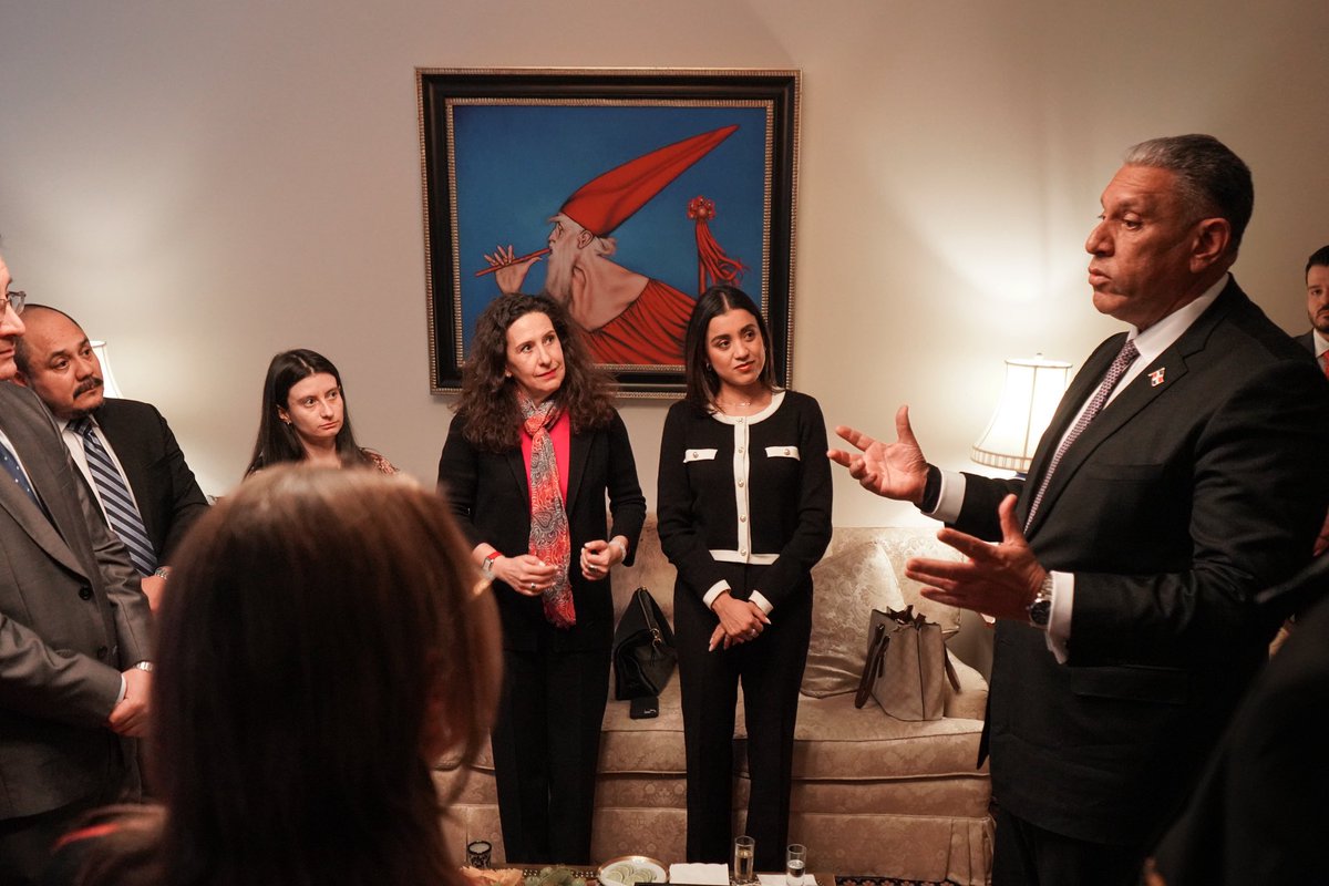 Nuestro Honorable Cónsul participó en un almuerzo del Cuerpo Consular Latinoamericano en NY (CLACNY), en la Residencia Oficial de México. El encuentro permitió dialogar sobre las líneas de trabajo 2026 en favor de nuestras comunidades.