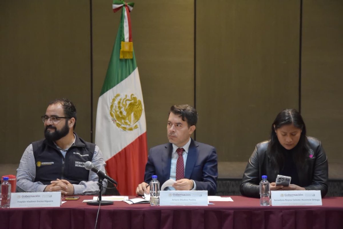 arturomedinap's tweet photo. Participamos en la 152ª Sesión Ordinaria de la Junta de Gobierno del @Mecanismo_MX, en la que revisamos y analizamos los planes de protección de personas defensoras de #DDHH y #Periodistas.

Por instrucciones de la secretaria de @SEGOB_mx, @rosaicela_, seguimos fortaleciendo el #MecanismoDeProtección mediante acciones de prevención, atención directa, coordinación interinstitucional y enfoques integrales que garanticen su seguridad, bienestar y el pleno ejercicio de sus derechos.

Asistieron la presidenta de la Comisión de Derechos Humanos del @senadomexicano, @CelesteAscenci8; el representante de la @ONUDHmexico, @HumbertoHe57613; el titular de la Unidad para la Defensa de los Derechos Humanos, @elfroyenciso; la directora general del #Mecanismo, @tobyanneLR; y la directora general de Derechos Humanos y Democracia de la @SRE_mx, @feller_jennifer.

Así como representantes del @CMecanismo, @SSPCMexico, @GN_MEXICO_, @SEMARNAT_mx y @CNDH.