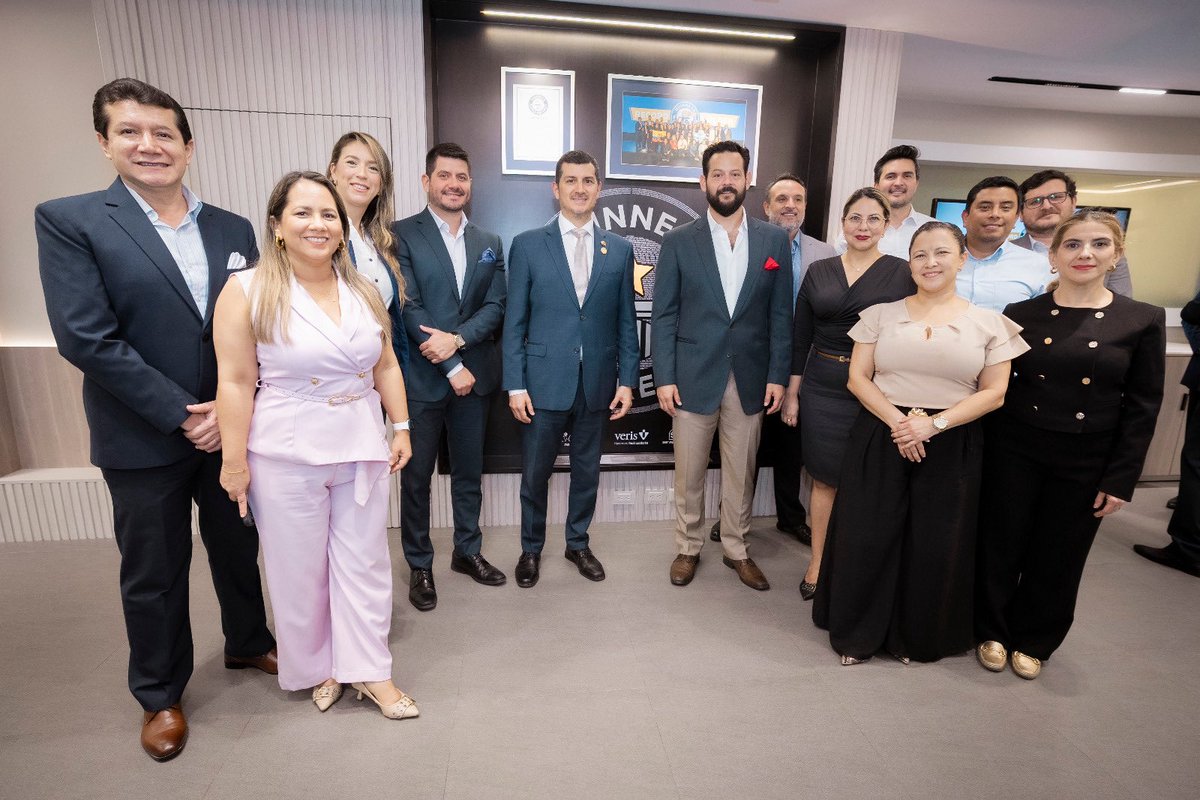 lacamaragye's tweet photo. En una tarde llena de mucha alegría se llevó a cabo el develamiento del mural del Guinness World Records que ganó la Cámara de Comercio de Guayaquil, por la clase de emprendimiento más grande del mundo, dictada por nuestro presidente Miguel Ángel González. 
El mural contiene el certificado oficial del récord, así como los nombres de los 1241 asistentes.
Este logro posiciona a la Cámara como el primer gremio de Latinoamérica en obtener un Guinness World Record. 
Agradecemos a nuestros sponsors oficiales: Bic, Veris y Servientrega, cuyo apoyo fue fundamental para alcanzar este logro. ✨
La Cámara seguirá trabajando para fortalecer y promover el espíritu emprendedor.