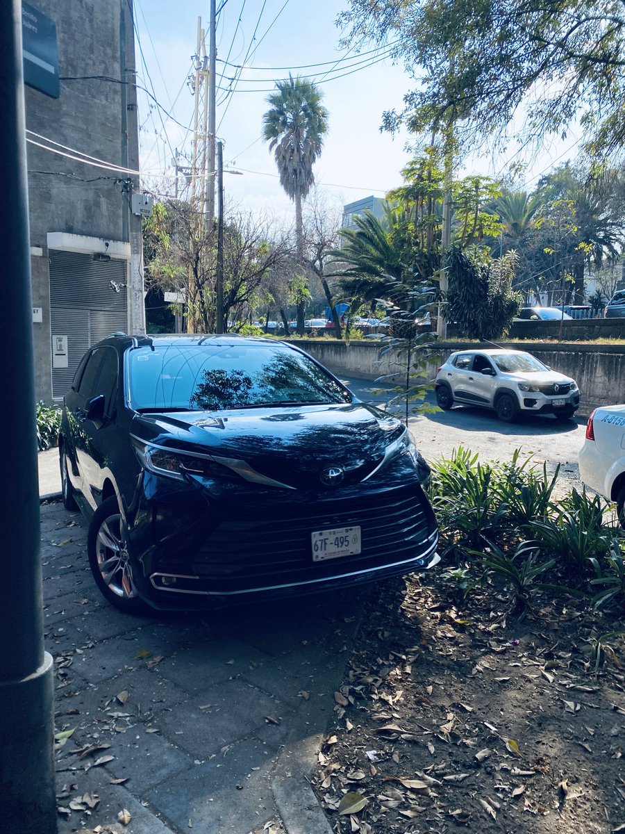 arquicervantes's tweet photo. Pueden venir a retirar camioneta que se salió del camino y se quedó arriba de la banqueta. Kentucky esquina Río Becerra
@vecinosnapoles ayuda a mencionar a cuentas que puedan brindar el apoyo https://t.co/44aygTRkQZ