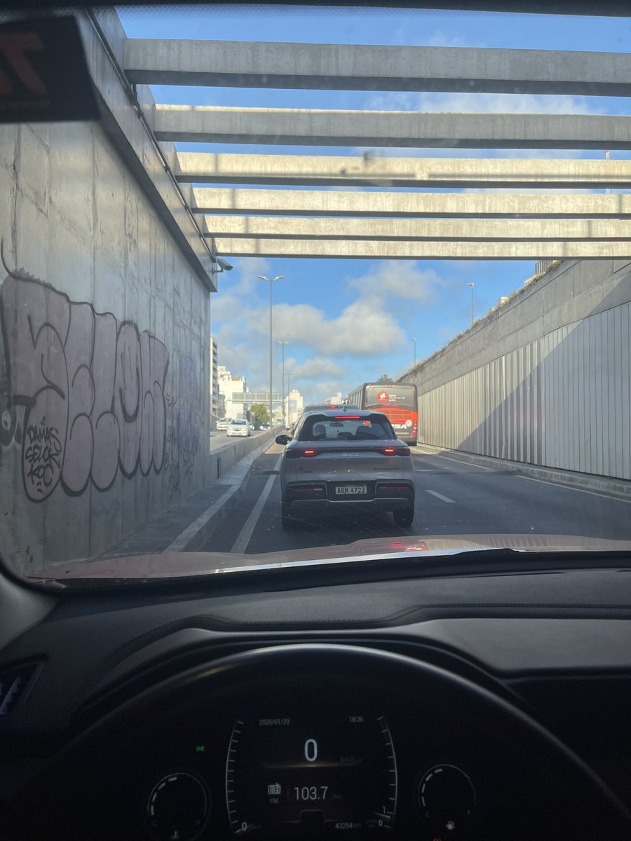 Hacen un túnel y te pones semáforos a la salida… tremendo <a href="/imtransito/">Montevideo Tránsito</a> <a href="/gbenitezforte/">Germán Benítez Forte</a>