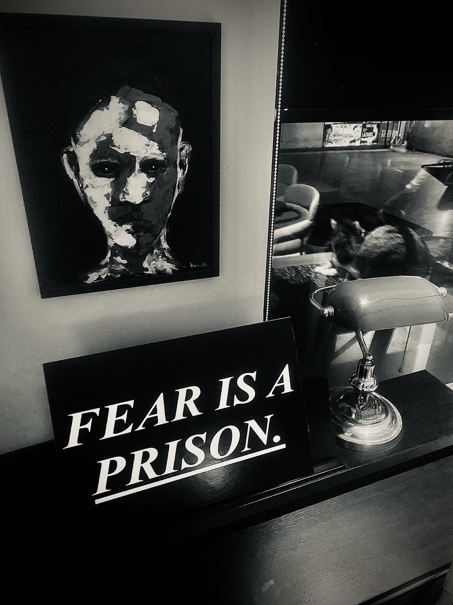 Ya korkularımızı idam edeceğiz,
ya da kendimizi onlara mahkûm.

Her şey bir tercih meselesi.