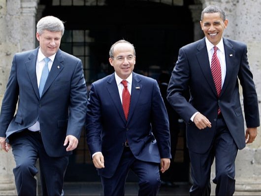 Felipe Calderón es, sin duda, el mejor mandatario en la historia de México: un líder que le marcaba la pauta a EE.UU. y a Canadá.

El único que, aun sin el apoyo de su propio partido, se fajó los pantalones para desafiar al poder dominante y poner a México en alto.
#RESPECT 🇲🇽