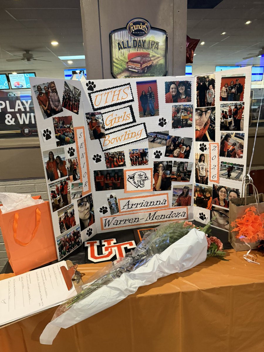 UTHSATHLETICS's tweet image. Thank you UT bowlers.  Seniors night!   #WeAreUT