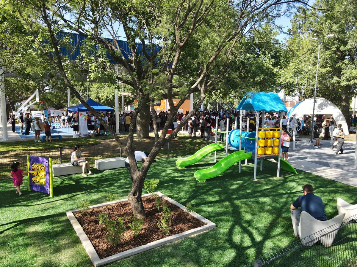 💬 “Este es un terreno municipal que, junto a Martín, nos comprometimos para construir un polideportivo y poner en valor la plaza. Trabajemos juntos porque Córdoba es lo único importante”, añadió el intendente, haciendo alusión al trabajo conjunto con el Gobierno Provincial.