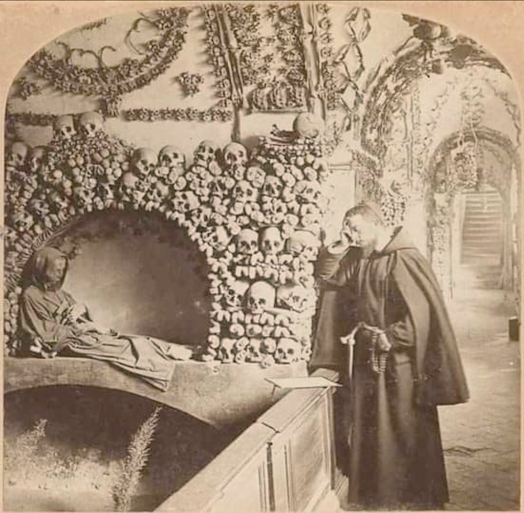 Padre Pio de joven en el osario de los capuchinos de Roma.