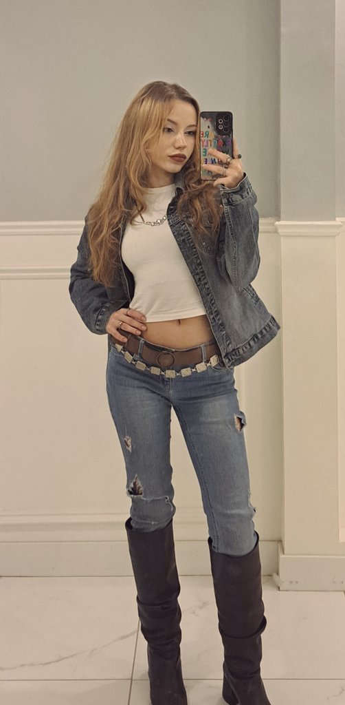 ofbasimsistibee's tweet photo. @emeklihukukcu Üstüne lana del rey-blue jeans ekleyip story atabilmek için yapılmış bir kombin https://t.co/aOubLRNZmq