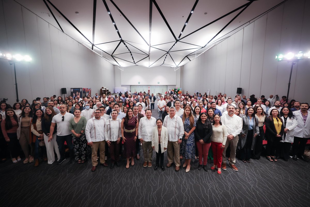 huachodiazmena's tweet photo. 👩‍⚕️ 🖥️ Entregamos 174 equipos de cómputo y 1,360 baumanómetros a las y los nutriólogos que atienden directamente a las familias en las Unidades de Salud de Yucatán. 

Esta inversión del programa Sanas 2025 fortalece la prevención, mejora los registros y permite un seguimiento oportuno en campo. 🙌🍏