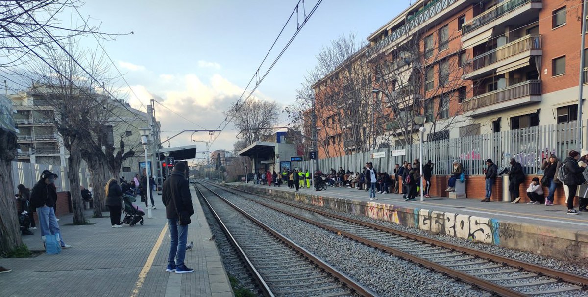 <a href="/ccoocatalunya/">CCOO de Catalunya</a> <a href="/CDVGuanyem/">Guanyem Cerdanyola</a> <a href="/encomupodemcdv/">Cerdanyola En Comú Podem</a> La crisi de RENFE ha afectat de ple les més de 6.500 persones de #Cerdanyola que cada dia necessiten el tren per treballar, estudiar o fer la seva vida.
Exigim al #PleCDV el restabliment complet i segur del servei, les inversions promeses i la gestió de Rodalies a Catalunya.