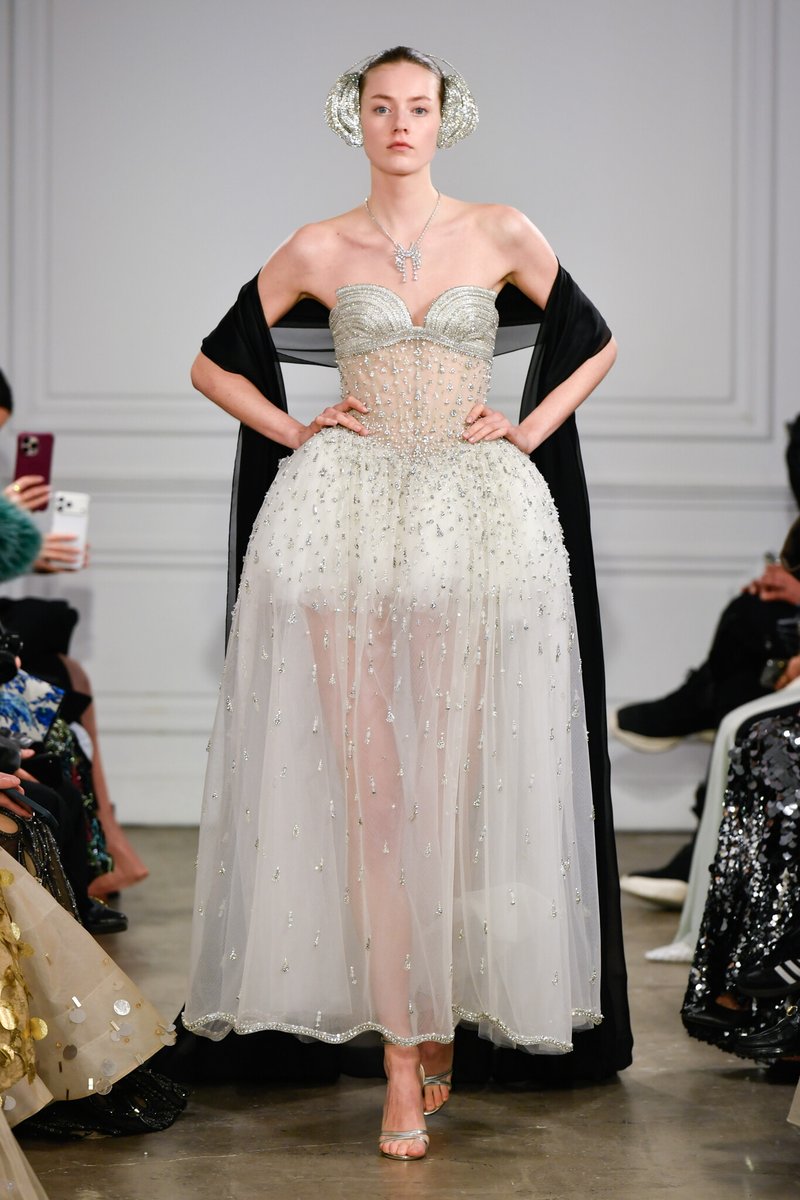 kendam_com's tweet photo. Phan Huy Spring Summer 2026 Haute Couture collection fashion show at Paris Couture Week SS26 (January 29, 2026) https://t.co/5MVlCzbL22

#PhanHuy #Hautecouture #SS26HC #Runway #CoutureWeek #Paris #FashionWeek #Kendam https://t.co/5rhATOwCGH