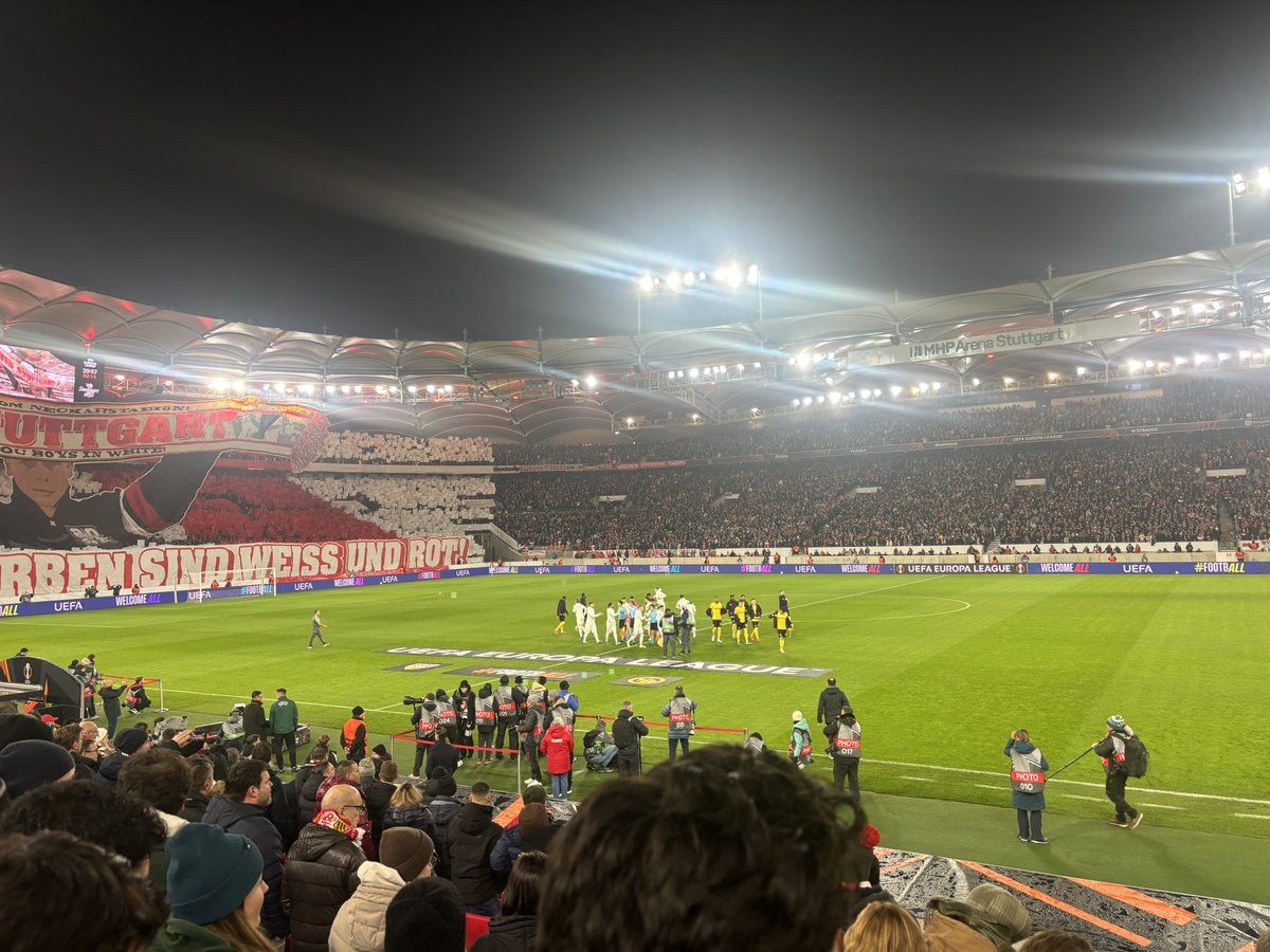 MaxiRoAn's tweet photo. Pues no está nada mal ver un partido de la Europa League en directo @VfB https://t.co/WhgkQDaC37
