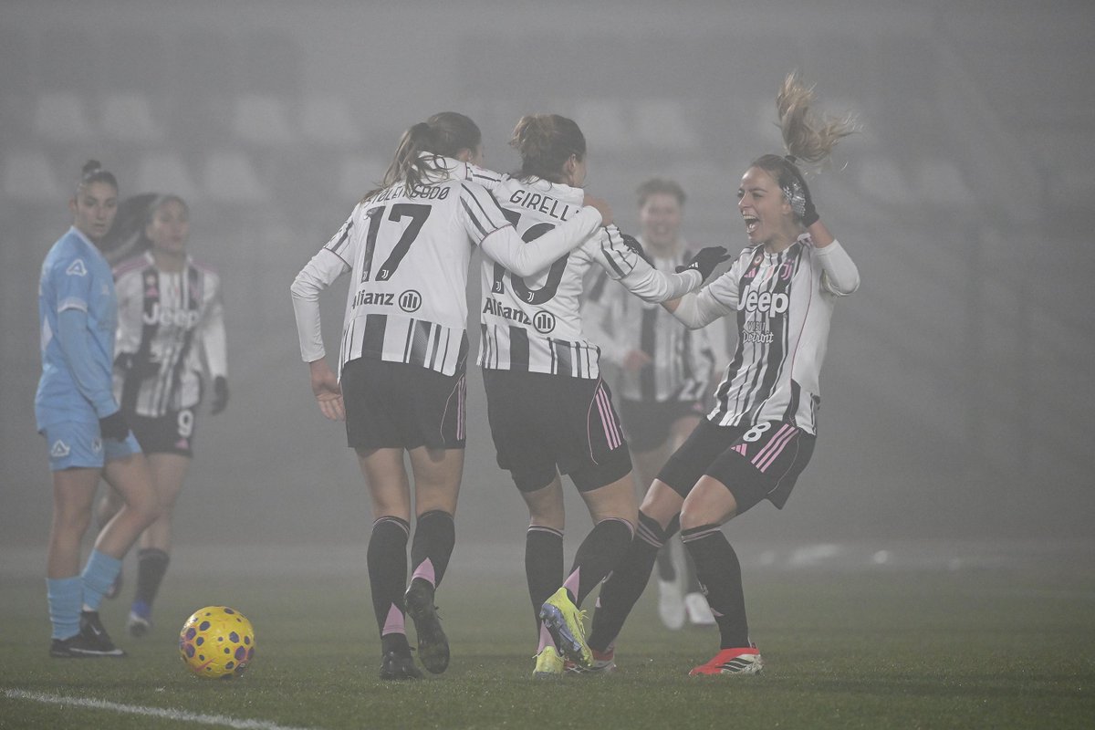 juventusfc's tweet photo. Cristiana Girelli da record: 2️⃣3️⃣7️⃣ presenze con la Juventus Women 🤍🖤

Festeggiate nel migliore dei modi: con un gol decisivo ⚽️🔟 https://t.co/MJs04t2e1T