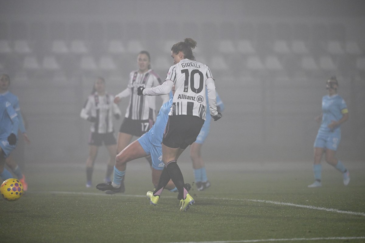 juventusfc's tweet photo. Cristiana Girelli da record: 2️⃣3️⃣7️⃣ presenze con la Juventus Women 🤍🖤

Festeggiate nel migliore dei modi: con un gol decisivo ⚽️🔟 https://t.co/MJs04t2e1T