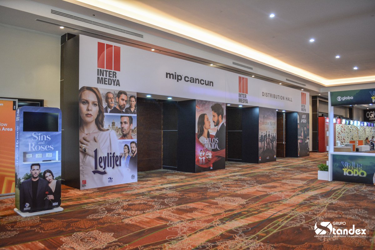 GrupoStandex's tweet image. El branding en un evento no solo viste un recinto,🙌 construye experiencia, refuerza el mensaje y deja huella.
🌴En Cancún, tuvimos el privilegio de realizar todo el branding del evento MIP.
#EventBranding #BrandExperience #EventosCorporativos #Standex