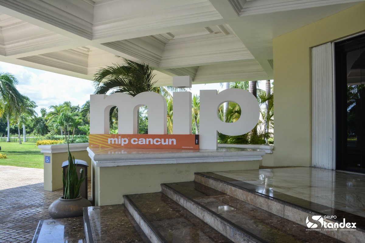 GrupoStandex's tweet image. El branding en un evento no solo viste un recinto,🙌 construye experiencia, refuerza el mensaje y deja huella.
🌴En Cancún, tuvimos el privilegio de realizar todo el branding del evento MIP.
#EventBranding #BrandExperience #EventosCorporativos #Standex