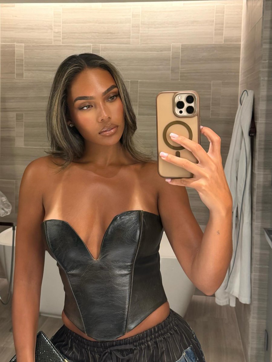 thebrixana_'s tweet image. I need this tan again 🤎