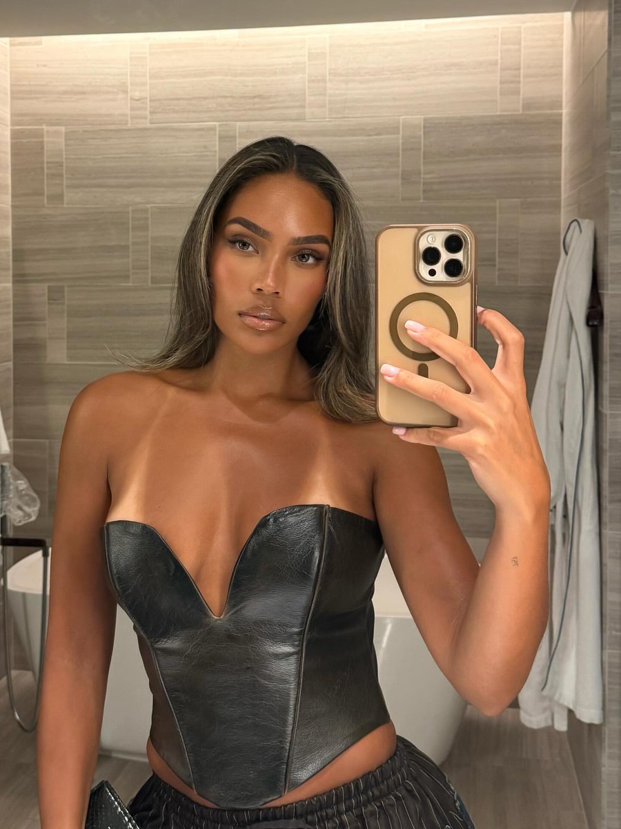 thebrixana_'s tweet image. I need this tan again 🤎