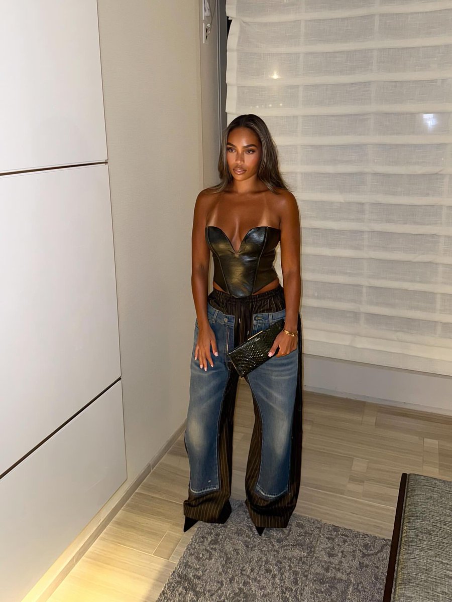 thebrixana_'s tweet image. I need this tan again 🤎