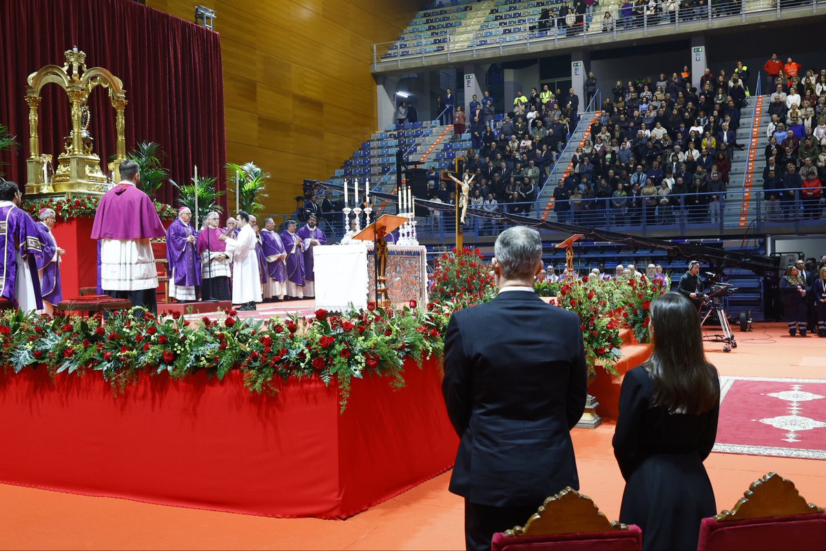 Frente a un acto civil frío y sin trascendencia, las víctimas y Huelva han elegido un funeral católico con la esperanza de una vida eterna para los muertos.

Frente al desprecio del presidente del Gobierno, el cariño y apoyo de los Reyes a las víctimas.

Huelva ha dado ejemplo.🖤