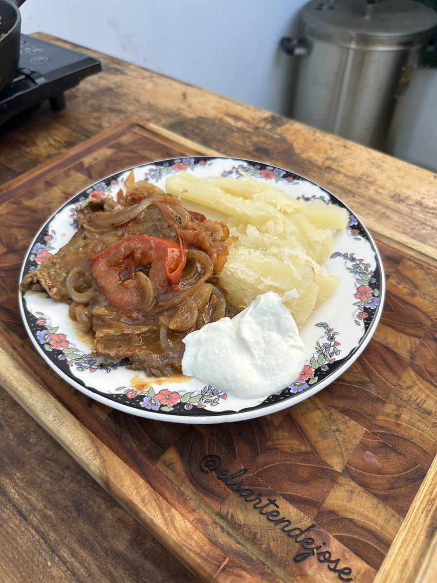 Elsartendejose's tweet photo. Carne en bistec, yuca y suero plateño.
¿Que hace falta aquí? #bistec https://t.co/G6RqvmHuHN