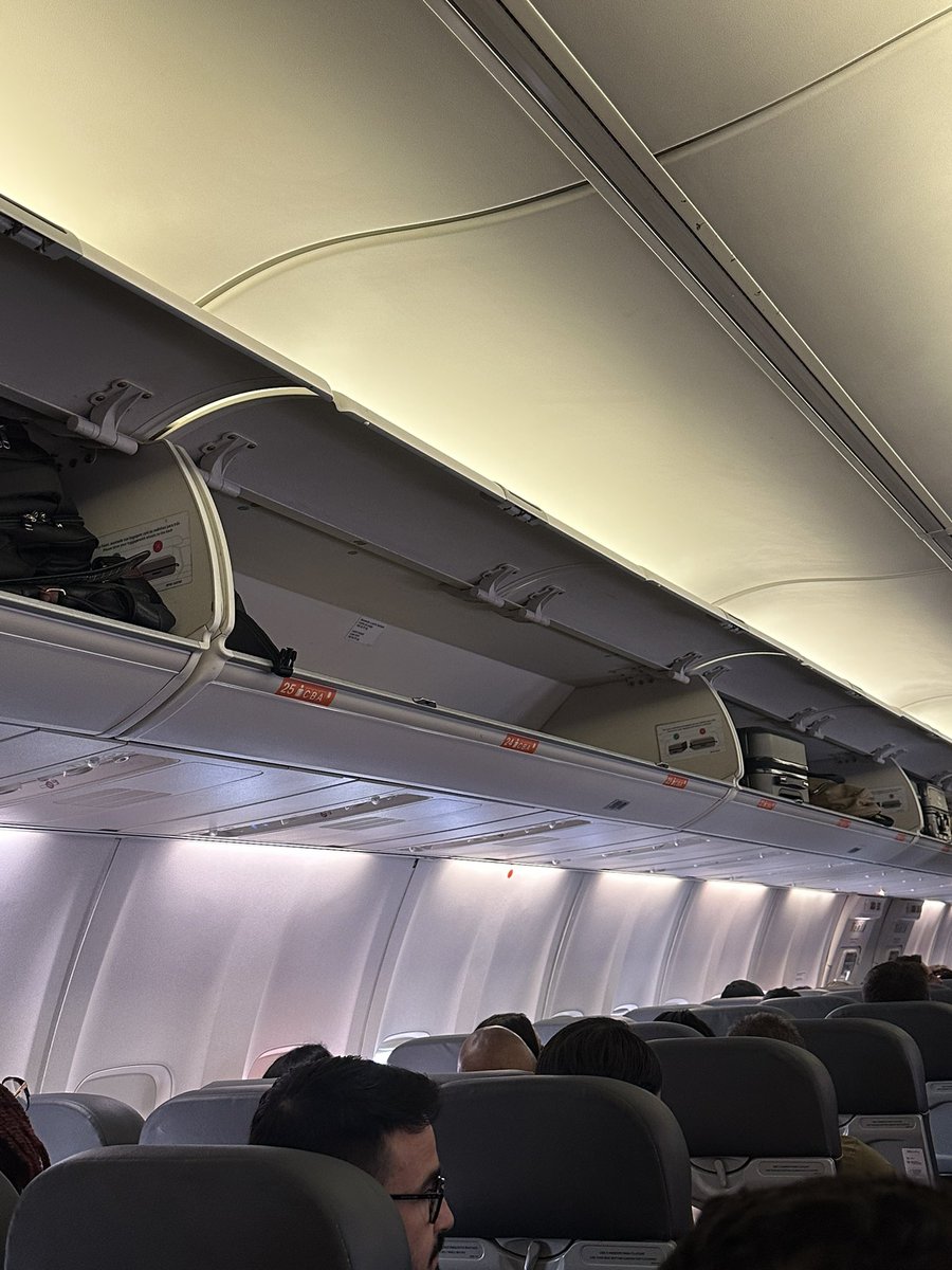 __AmandaMundim's tweet photo. “Passageiros do grupo 3, 4, 5 do voo X vão ter que despachar obrigatoriamente suas bagagens devido a alta ocupação da aeronave….”daí vc entra na aeronave e tá assim…. Absurdo @VoeGOLoficial 👎🏻👎🏻👎🏻 https://t.co/Ol8olX0WUS