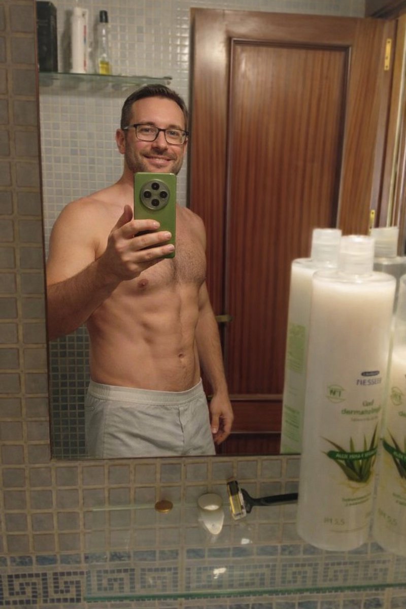 Según la IA así es como ella me ve...🤣🤣🤣🤦‍♂️🤦‍♂️🤦‍♂️la foto real no la pongo porque me da bastante vergüenza ajena. 🤣🤣🤣🤣