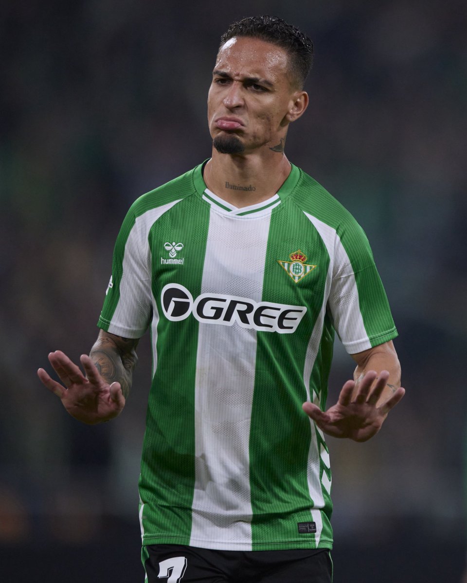 “Vengo jugando con mucho dolor, es sacrificio, pero vestir la camiseta del <a href="/RealBetis/">Real Betis Balompié 🌴💚</a> es un orgullo”

A los buenos hay que valorarlos más por su actitud en las malas, que en las buenas.

Sabe que puede quedar mal, pero no se borra. Antepone al equipo. 

Espectacular compromiso.