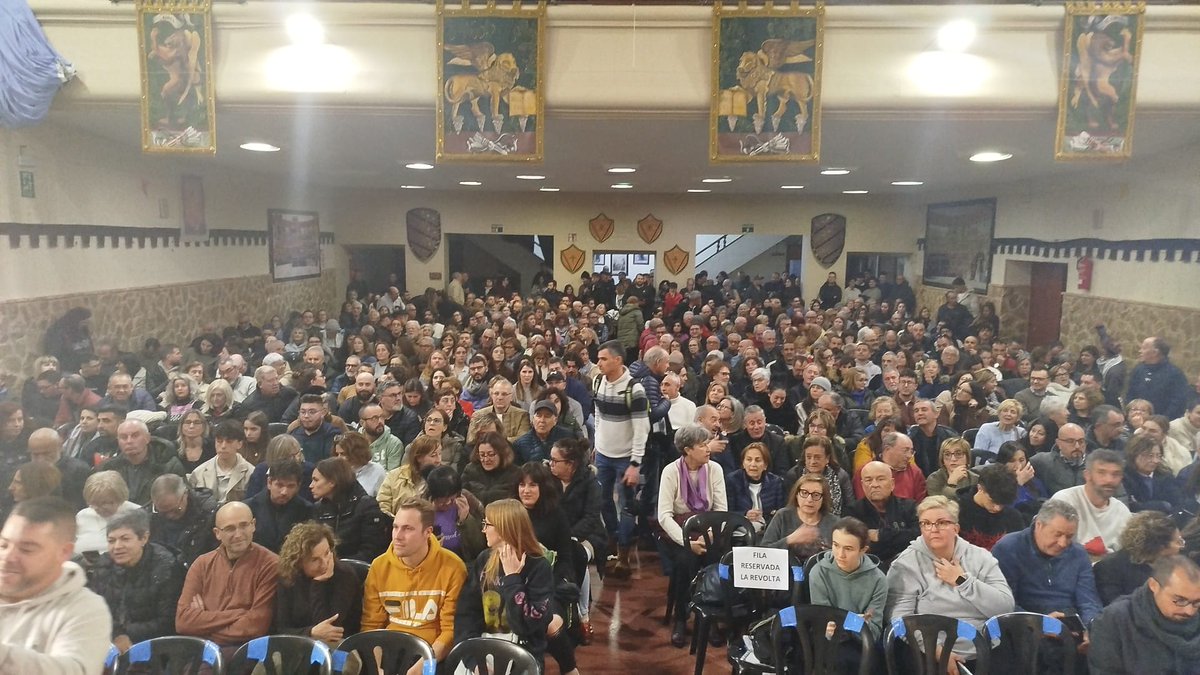 Esquerra_Erpv's tweet photo. Als actes de @gabrielrufian d'#Onil i #Petrer s'han acostat centenars de persones per conèixer de primera mà la feina i propostes que tenim els republicans valencianistes per al nostre país i la seua gent. Gràcies per la resposta! A disposar.
✊🏾Som del teus, ets dels nostres! https://t.co/RykU4QBqgm
